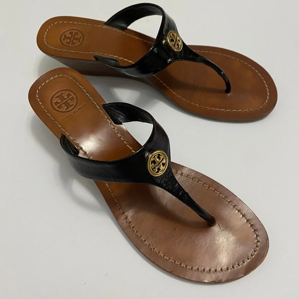 Tory Burch Wedge Sandals Womens 9.5 Black Tan Leather Gold Logo Thong Resortwear